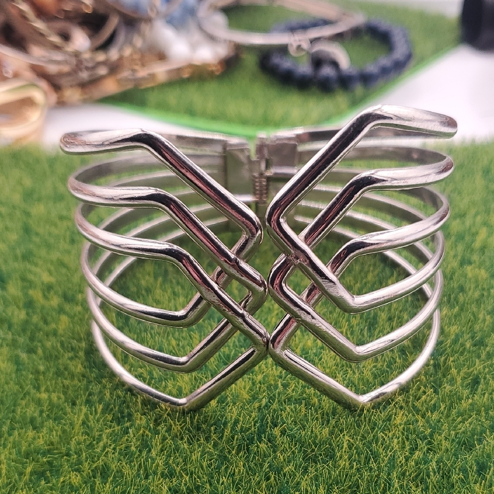 Elegant Silver Tone Gladiator Cuff Hinge Bracelet Overflow